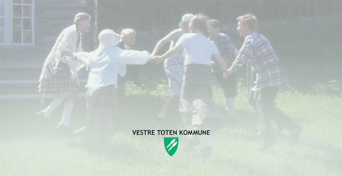 Foto av dansende barn og ungdom i et utemiljø - Klikk for stort bilde